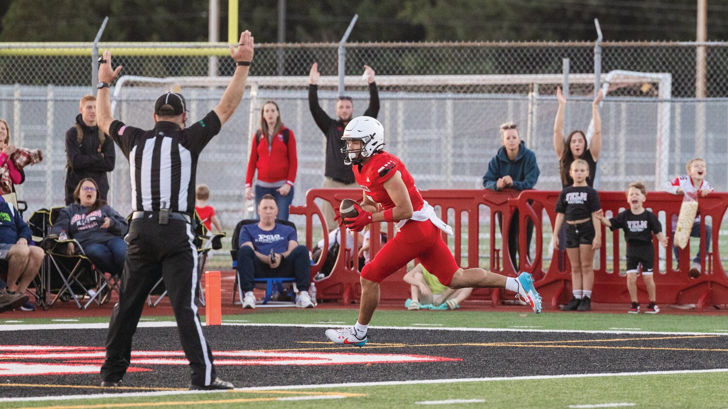 Jared Wenzelburger / For the Nisqually Valley News
Yelm wide receiver Marius Aalona scores a touchdown against the Union Titans on Sept. 8. The Tornados won 62-34.
