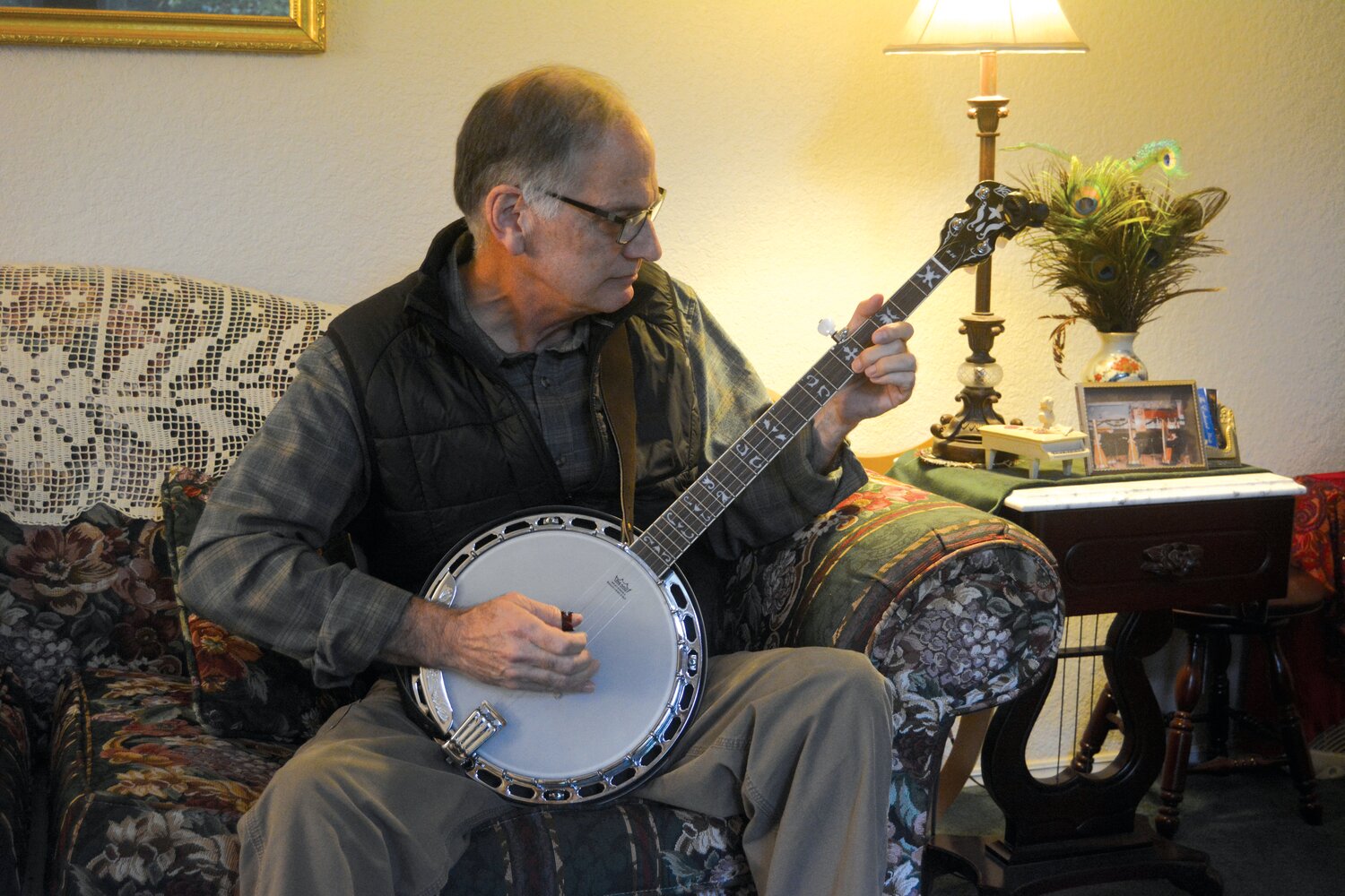 Curt Cleaveland demonstrates a song on the banjo on Oct. 24.
